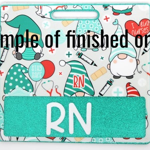 K&ouml;nnte beinhalten: T&uuml;rkis-wei&szlig;er Ausweishalter mit einem Zwerg- und medizinischen Muster. Der Ausweishalter hat einen t&uuml;rkisfarbenen Glitzerakzent mit den Buchstaben "RN" in Wei&szlig;. Der Text "Sample of finished order" ist oben aufgedruckt.