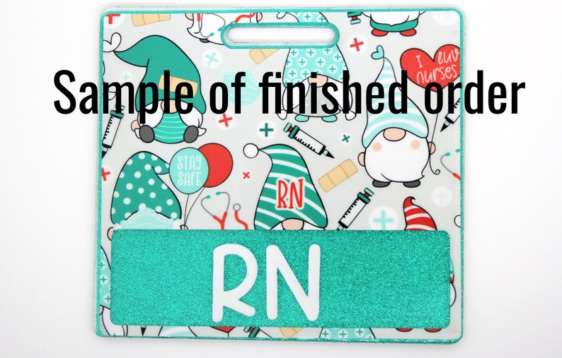K&ouml;nnte beinhalten: T&uuml;rkis-wei&szlig;er Ausweishalter mit einem Zwerg- und medizinischen Muster. Der Ausweishalter hat einen t&uuml;rkisfarbenen Glitzerakzent mit den Buchstaben "RN" in Wei&szlig;. Der Text "Sample of finished order" ist oben aufgedruckt.