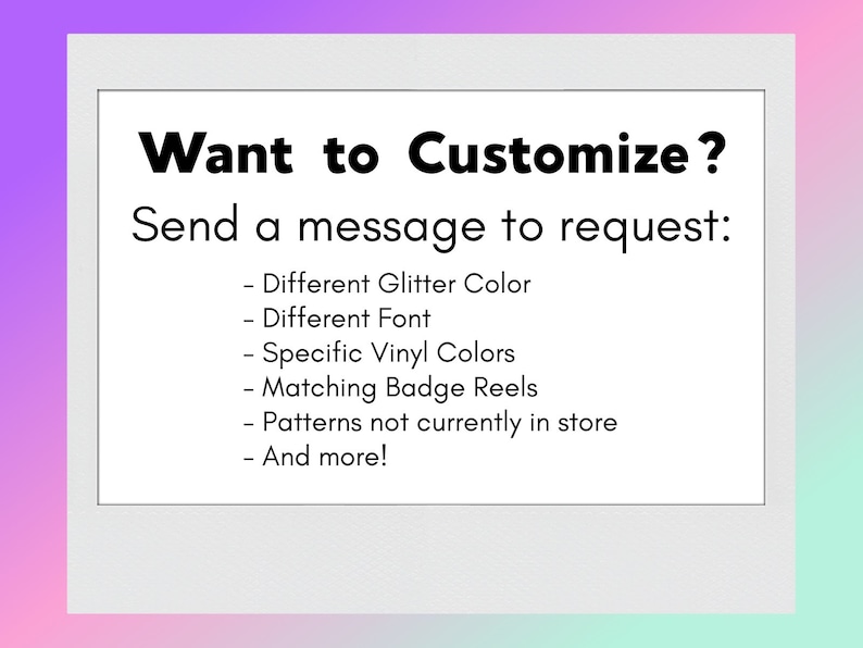 K&ouml;nnte beinhalten: Wei&szlig; gerahmte Grafik mit dem Text "Want to Customize?" und "Send a message to request:" gefolgt von einer Liste von Anpassungsoptionen, einschlie&szlig;lich Glitzerfarbe, Schriftart, Vinylfarben, Ausweisrollen und Mustern.