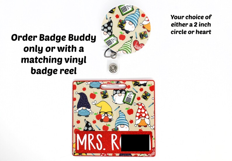 K&ouml;nnte beinhalten: Ein Badge Buddy und ein passendes Vinyl-Badge-Rollen-Set. Der Badge Buddy und die Rolle haben ein farbenfrohes Muster mit Zwergen, &Auml;pfeln und Schulmaterialien. Der Badge Buddy hat ein rotes Glitzerschild mit dem Text "MRS. R". Das Bild enth&auml;lt auch den Text "Order Badge Buddy only or with a matching vinyl badge reel".