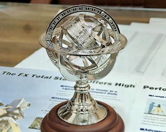 黄道十二星座天球儀（アストロラーベ）木製台座付き | 海賊のクロム製船の装飾 | ホームデコレーション、手作りのコレクターズギフト