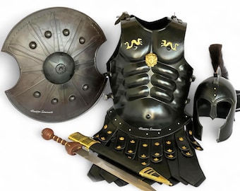 Könnte beinhalten: Ein komplettes Set schwarzer römischer Rüstung, einschließlich Schild, Brustpanzer, Helm und Schwert. Der Brustpanzer hat goldene Akzente und ein dekoratives Emblem. Der Schild ist rund mit einem zentralen Buckel und Nietdetails.