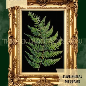 Pode incluir: Um padrão de ponto cruz de uma samambaia verde sobre um fundo preto, emoldurado em uma moldura dourada ornamentada. A moldura contém as palavras "PDF PATTERN" e "SUBLIMINAL MESSAGE".