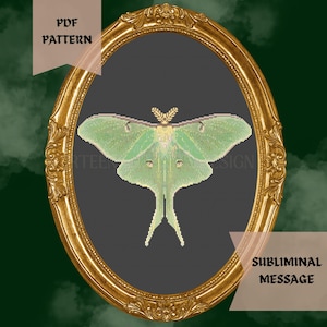Pode incluir: Um padrão PDF digital com um desenho pixelizado de uma mariposa-lua verde em uma moldura oval dourada. A mariposa está em um fundo cinza escuro. O texto inclui "PDF PATTERN" e "SUBMLIMINAL MESSAGE".