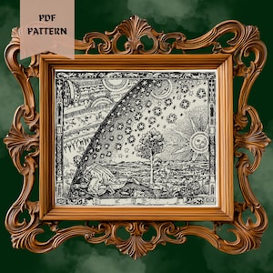 Può includere: Illustrazione in bianco e nero incorniciata di una scena celeste con stelle, un sole e un albero. L'ornata cornice in legno marrone presenta intagli dettagliati. Le parole "PDF PATTERN" sono nell'angolo in alto a sinistra.
