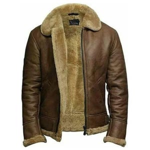Può includere: Giacca in pelle marrone con fodera e colletto in montone. La giacca ha una cerniera a tutta lunghezza e un classico stile aviatore. Le maniche e l'orlo sono rifiniti in montone. Un capospalla caldo ed elegante.