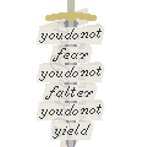 Puede incluir: Un diseño de punto de cruz de una espada con empuñadura dorada y una gema roja en la parte superior. La espada tiene una serie de pancartas con las palabras "you do not fear, you do not falter, you do not yield" en letras negras.