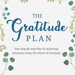 Può includere: Uno sfondo bianco con le parole "THE Gratitude PLAN" in blu. Il testo "Your Step-By-Step Plan To Achieving Greatness Using The Power of Gratitude" è in basso. L'immagine è incorniciata con illustrazioni botaniche verdi e marroni.