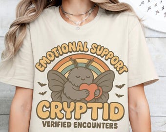 Camiseta Mothman Mothman Cryptid Coisas estranhas Weirdcore Respeite os moradores locais Camiseta West Virginia Folk Horror Camiseta Cryptid Camiseta Mothman Monstro