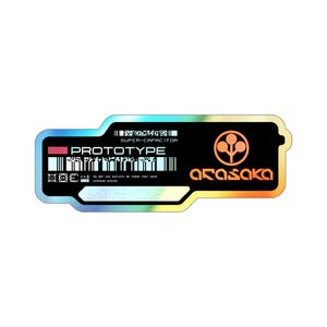 Pode incluir: Um autocolante retangular com fundo preto e bordas holográficas. O autocolante apresenta a palavra "PROTOTYPE" em branco, juntamente com o texto "SUPER-CAPACITOR" e o nome da marca "ARASAKA" em laranja. O autocolante também inclui um código de barras e outros detalhes técnicos.