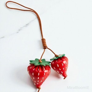 Erdbeer Taschenanhänger - Schlüsselanhänger, süßes Obst Taschenaccessoire, echtes Leder Geschenk für Sie, Kawaii Schlüsselanhänger