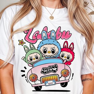 Camiseta de coche Labubu Macaron, linda camiseta de anime de conejito kawaii, camiseta de dibujos animados con estética pastel para niñas