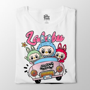 Camiseta de coche Labubu Macaron, linda camiseta de anime de conejito kawaii, camiseta de dibujos animados con estética pastel para niñas