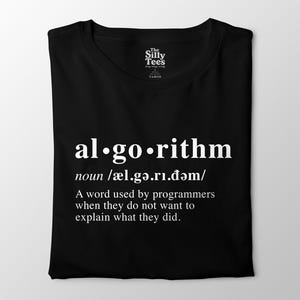 Könnte beinhalten: Schwarzes T-Shirt mit dem Wort "algorithm" in Weiß, zusammen mit seiner Aussprache und Definition. Die Definition lautet: "Ein Wort, das von Programmierern verwendet wird, wenn sie nicht erklären wollen, was sie getan haben."
