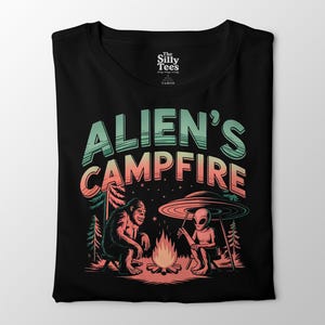 Aliens Lagerfeuer Shirt, Bigfoot UFO Lagerfeuer T-Shirt, lustiges Cryptid Alien Grafik-T-Shirt für Männer & Frauen