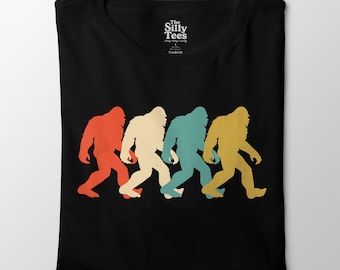 Maglietta retrò con silhouette di Bigfoot, maglietta colorata con Sasquatch che cammina, maglietta in stile vintage con criptide