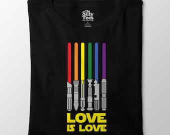 Liebe ist Liebe Lichtschwert T-Shirt: LGBTQ Pride Sci-Fi Tee