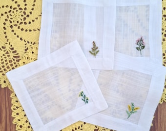 Juego de 4 servilletas de cóctel de lino bordadas a mano con diseños botánicos de flores silvestres. Regalo de inauguración de la casa hecho de lino 100 %.