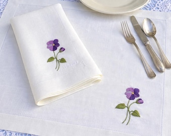 Juego de servilletas y manteles individuales de lino bordados con la flor de nacimiento violeta / Mantelería floral de febrero / Regalo de boda floral personalizado / Bordado a mano