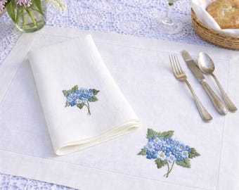 Hand besticktes Servietten- & Tischset-Set mit Hortensien | Leinen Tischdekoration | Blau Blumentisch Dekor | Hochzeit, Frühling, Babypartygeschenk