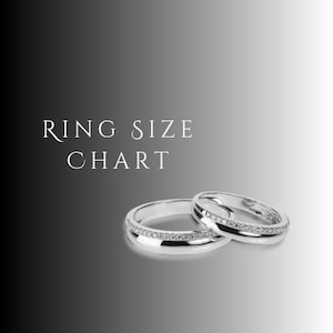 Puede incluir: Dos anillos de plata con una fila de pequeñas piedras preciosas transparentes. Los anillos se muestran sobre un fondo degradado con el texto "RING SIZE CHART" en blanco.