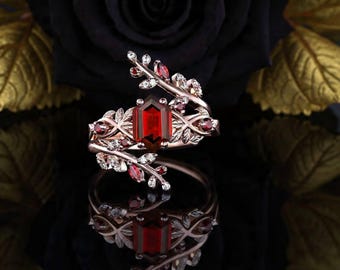 Conjunto de anillos de boda vintage con granate y diseño floral en oro rosa. Anillo de compromiso vintage con diseño de hojas y vid. Anillo único inspirado en la naturaleza con una gema de granate rojo.