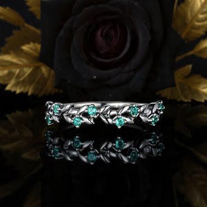 Anillo de bodas gótico con hoja de oro negro, anillo apilable con esmeralda antigua, anillos de aniversario personalizados con hojas y ramas para mujer, anillos de promesa de media eternidad.