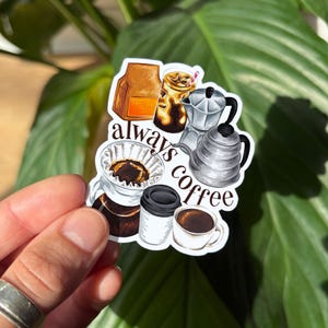 以下が含まれることがあります： 茶色の袋、アイスコーヒー、銀色のモカポット、細口ケトル、ガラス製ドリッパー、使い捨てカップ、マグカップなど、さまざまなコーヒーアイテムが描かれたダイカットステッカー。黒い筆記体でalways coffeeという文字が書かれています。
