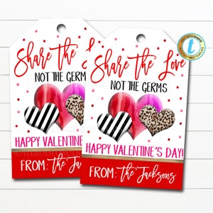 Puede incluir: Dos etiquetas de regalo imprimibles para el Día de San Valentín con un diseño de corazón rojo, rosa y negro. El texto dice "Comparte el amor, no los gérmenes" y "¡Feliz Día de San Valentín!" con espacio para un nombre.