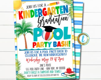 Può includere: Un invito colorato per una festa in piscina di laurea all'asilo. L'invito presenta un cappello di laurea su una palla da spiaggia, palme e il testo "Kindergarten Graduation Pool Party Bash!"  Unisciti a noi per una festa in piscina per celebrare i nuovi laureati all'asilo! Mercoledì 19 maggio alle 14:00. Casa di Jane 555 Pool Party Lane - New York, NY 888888 Non dimenticare il costume da bagno e l'asciugamano! RSVP ad Amy al 555.555.55555 entro il 10 maggio.