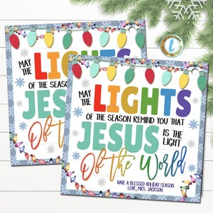 Puede incluir: Una tarjeta de Navidad imprimible con un diseño festivo que presenta bombillas de colores y el mensaje "Que las luces de la temporada te recuerden que Jesús es la luz del mundo". La tarjeta también incluye el texto "Que tengas una feliz temporada navideña, Con cariño, Sra. Jackson".