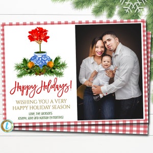 Plantilla de tarjeta fotográfica navideña, tarro de jengibre azul y blanco preppy navideño, flor de amarilis Chinoiserie sureña elegante guingán navideño EDITABLE