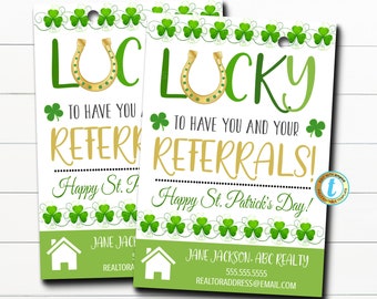 Op de afbeelding: Twee groene en gouden visitekaartjes met een St. Patrick's Day-thema, met een klaverbladrand en een gouden hoefijzer. De tekst luidt "Lucky to have you and your referrals! Happy St. Patrick's Day!" met een bedrijfsnaam en contactgegevens onderaan.