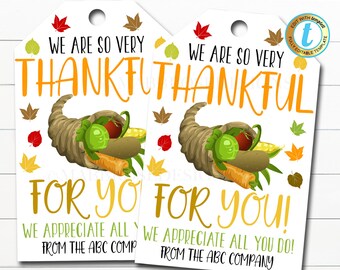Op de afbeelding: Twee printbare bedankkaartjes voor Thanksgiving met een hoorn des overvloeds gevuld met herfstgroenten en de tekst "We are so very thankful for you! We appreciate all you do! From the ABC Company."