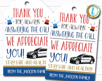 Puede incluir: Dos etiquetas de agradecimiento azules y blancas con un gráfico de coche de policía. El texto en las etiquetas dice "Gracias por siempre responder a la llamada. ¡Te apreciamos! ¡Mantente seguro y saludable! De la familia Jackson."