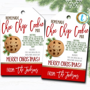 Può includere: Due etichette regalo stampabili rosse e bianche con un'immagine di biscotti e il testo "Homemade Choc Chip Cookie Mix" e "Merry Christmas!" con il testo "From: The Jacksons" in fondo a ciascuna etichetta.