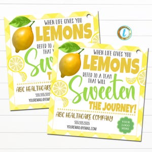 Puede incluir: Dos etiquetas de regalo amarillas y blancas con un tema de limón. Las etiquetas dicen: "Cuando la vida te da limones, ¡remítete a un equipo que endulzará el viaje!" e incluyen información de contacto de ABC Healthcare Company.