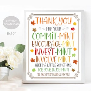 Könnte beinhalten: Ein druckbares Schild im Format 20,3 x 25,4 cm mit weißem Hintergrund und braunem Rahmen. Das Schild sagt "Vielen Dank für Ihr Engagement, Ihre Ermutigung, Ihre Investition, Ihre Beteiligung. Hier ist eine kleine Aufmerksamkeit für Ihr Vergnügen! Wir sind Ihnen sehr dankbar!" Der Text ist in verschiedenen Farben und Schriftarten gehalten, und es befinden sich herbstliche Blätter und Kürbisse um den Text herum.