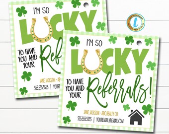 Op de afbeelding: Twee groene en witte visitekaartjes met een St. Patrick's Day-thema met een gouden hoefijzer en klavertjes. De tekst op de kaartjes luidt "Ik ben zo gelukkig om jou en je aanbevelingen te hebben!" en bevat contactgegevens van Jane Jackson.
