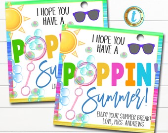 Könnte beinhalten: Zwei bunte, druckbare Geschenkanhänger mit Sommerthema. Die Anhänger zeigen eine Sonne, Blasen und den Text "Ich hoffe, du hast einen POPPIN' Sommer!" und "Genieße deine Sommerferien! Liebe Grüße, Frau Andrews".