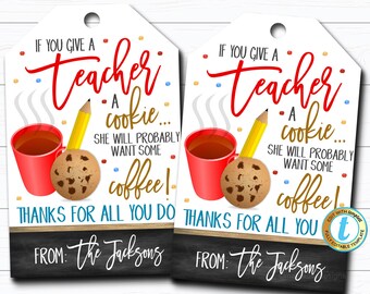 Op de afbeelding: Twee printbare cadeaulabels met een thema van waardering voor leraren. De labels tonen een rode koffiemok, een chocoladekoekje en een geel potlood. De tekst op de labels luidt "Als je een leraar een koekje geeft... zal hij waarschijnlijk ook koffie willen! Bedankt voor alles wat je doet. Van: De Jacksons."