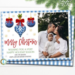 Plantilla de tarjeta fotográfica navideña, tarro de jengibre azul y blanco preppy navideño, invitación chic de chinoiserie sureña, cuadros navideños, descarga editable