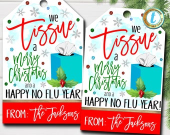 Puede incluir: Dos etiquetas de regalo blancas con una caja de pañuelos azul y copos de nieve. El texto en las etiquetas dice "We tissue a Merry Christmas and a Happy No Flu Year!" con el nombre del remitente "The Jacksons".