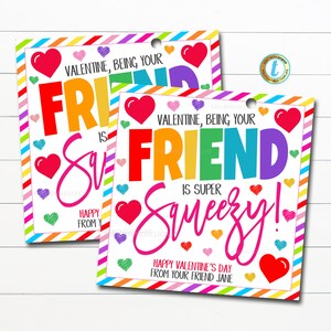 Może przedstawiać: Dwie drukowane kartki walentynkowe z tęczowym tekstem "Friend" i sercami. Tekst brzmi "Walentynko, bycie twoim przyjacielem jest super squeezy!" i "Szczęśliwego Walentynki od twojego przyjaciela [name]"