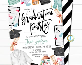 Könnte beinhalten: Einladung zu einer Graduierungsparty mit einer Aquarell-Illustration eines Doktorhutes, eines Laborkittels, Pillen und anderer apothekenbezogener Gegenstände. Der Text lautet "Bitte schließen Sie sich uns zu einer Graduierungsparty zu Ehren von Doktor der Pharmazie Jane Jackson" mit Datum, Uhrzeit und Ort der Party.
