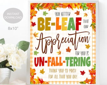 Puede incluir: Un cartel imprimible de 20,3 x 25,4 cm con temática otoñal. El cartel tiene un fondo blanco con un patrón de cuadros y un borde de hojas de otoño coloridas. El texto en el cartel dice "You better be-leaf that our appreciation for you is un-fall-tering. Thank you so much for all that you do!"