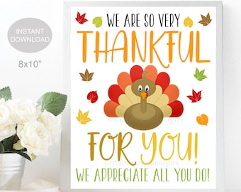 Könnte beinhalten: Ein druckbares Schild im Format 20,3 x 25,4 cm zum Thema Thanksgiving. Das Schild zeigt einen Cartoon-Truthahn mit einem rot-orange-gelben Schwanz. Der Text auf dem Schild lautet "We are so very thankful for you! We appreciate all you do!"