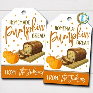 Könnte beinhalten: Zwei druckbare Geschenkanhänger mit weißem Hintergrund und orangefarbenen und braunen Akzenten. Die Anhänger zeigen ein Kürbisbrot, zwei kleine Kürbisse und den Text "HOMEMADE PUMPKIN BREAD" und "FROM: The Jacksons".