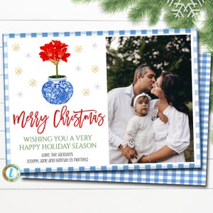 Plantilla de tarjeta fotográfica navideña, tarro de jengibre azul y blanco preppy navideño, flor de amarilis Chinoiserie sureña elegante guingán navideño EDITABLE