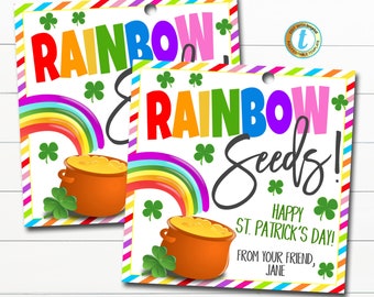 Op de afbeelding: Twee printbare cadeaulabels met een regenboog, een pot met goud en klavertjes. De tekst luidt "Rainbow Seeds! Happy St. Patrick's Day! From your friend, Jane."
